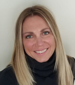 Holly Russell headshot