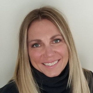 Holly Russell headshot