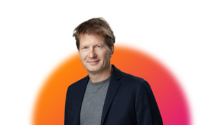 Felix Wetzel with orange gradient glow behind